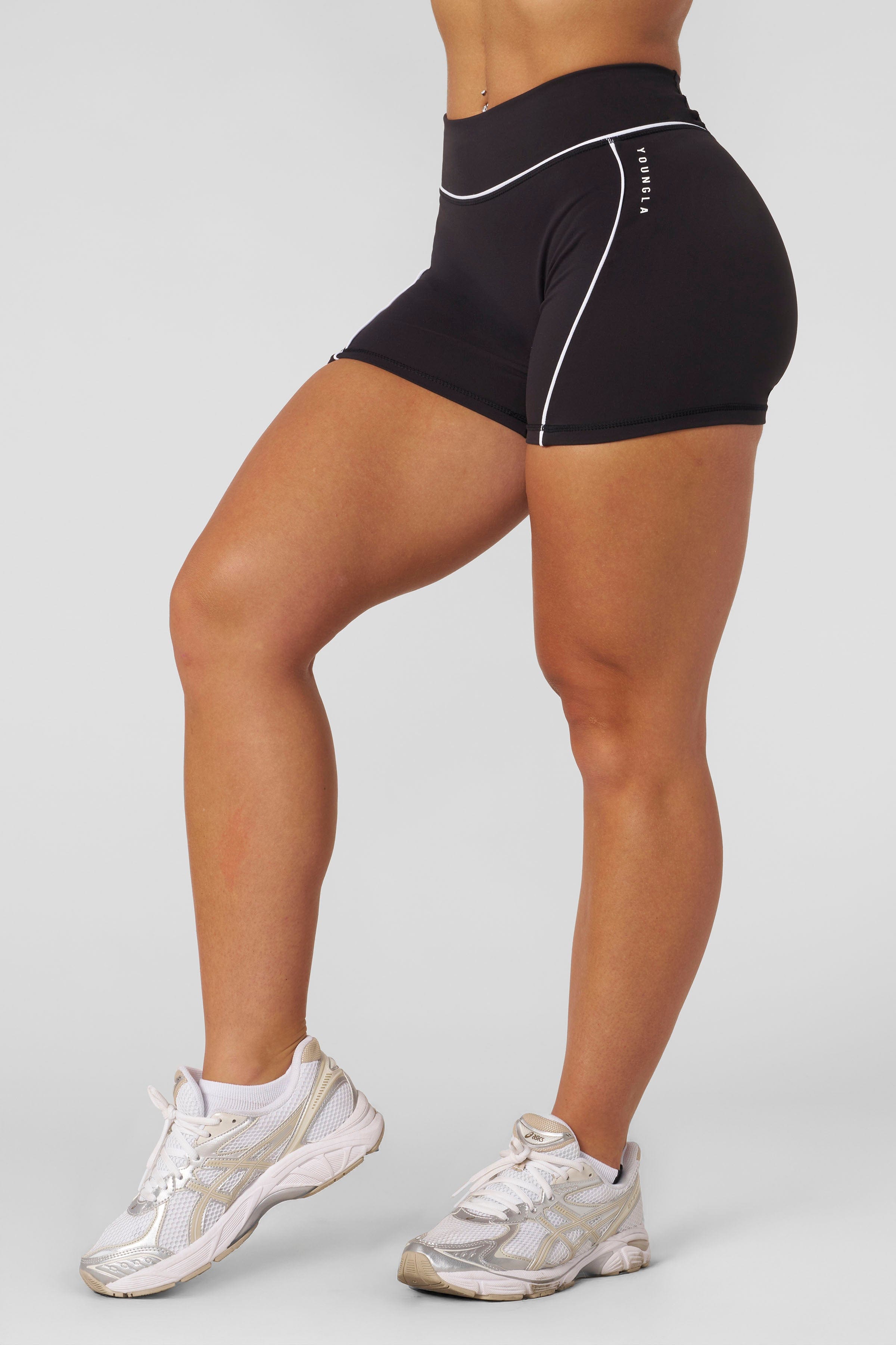 W161 - Elevate Outline Shorts 5" - Black/White
